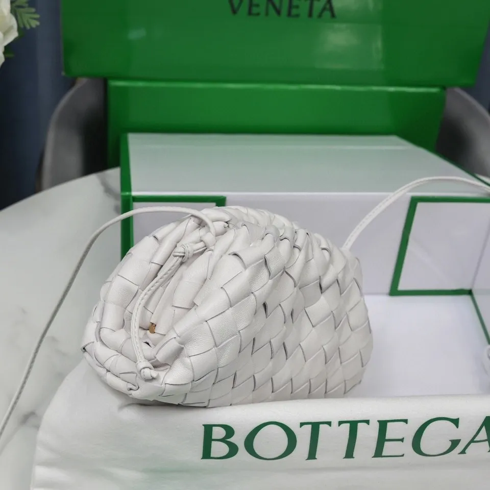 Batch 1260 Small Cloud Large Plaid Weaving The pouch Cloud bag is the first series designed by former Celine designer Daniel Lee after joining BV. The upper body is extremely ecstatic ~ fashionable and classy ~ elegant and concise, lazy and intellectual size: 23*13*8 [Little Cloud Rough Weave#]